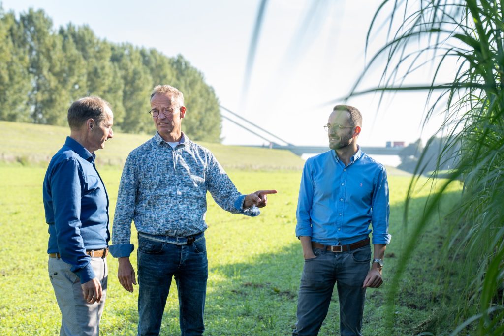 Van Happen Containers en Carbon Farmers bij de Miscanthus teelt.